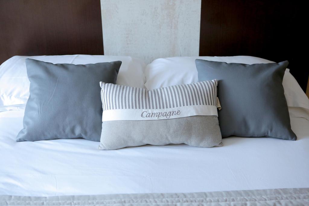 Auberge La Pomme De Pin Hotel Senonches Szoba fotó